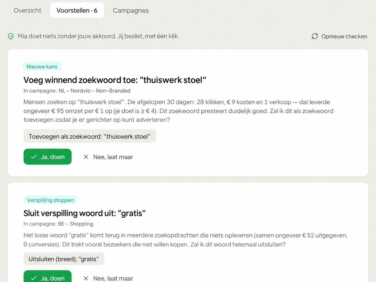 Voorstellen in YourFellow HQ: Mia stelt voor een zoekwoord toe te voegen en een woord uit te sluiten, met de knoppen Ja, doen en Nee, laat maar